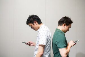 現代病!?「スマホ首」の予防と改善方法は
