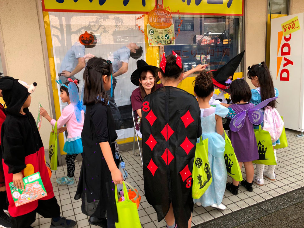 2019年ハロウィン。子供たちを案内する熊谷さん。
